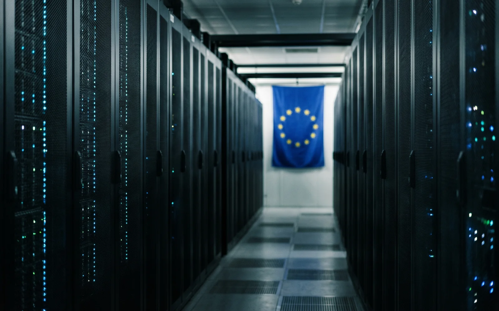 Drapeau européen aux étoiles dorées sur fond de baies serveurs bleues, illustration de la souveraineté numérique européenne et du Tech Sovereignty Package